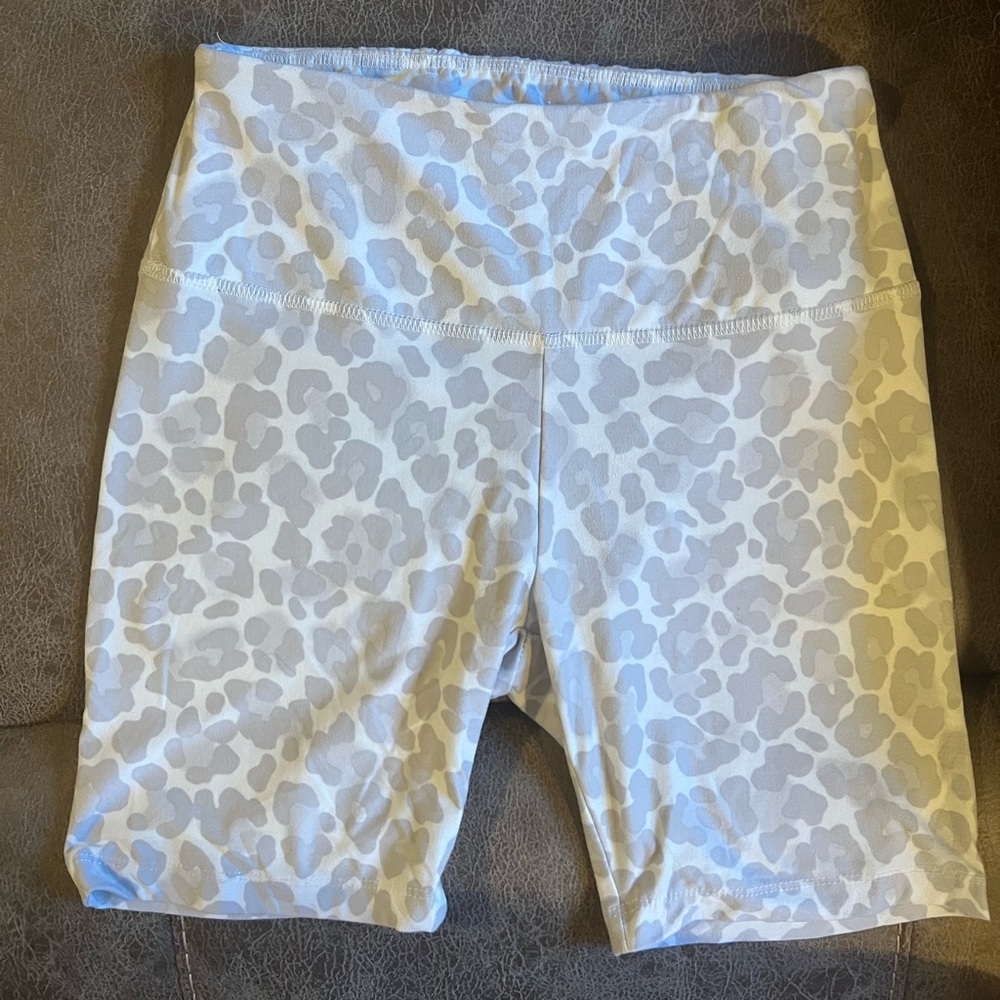 Gray/white cheetah print biker shorts